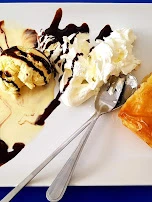 Galaktopouriko Teigblätter Gefüllt Mit Puddinggrieß Mit Vanilleeis Und Sahne